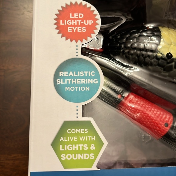 Discovery Kids Remote Controlled King Snake, Realistic Slithering RC Reptile NIB - Picture 2 of 8